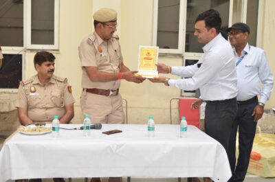 किंगगेट सिक्योर के चेयरमैन श्री प्रदीप जी को दिल्ली पुलिस द्वारा उनके जनसुरक्षा प्रयासों के लिए सम्मानित लिया गया |